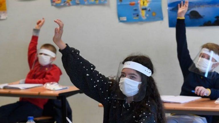 COVID-19/ Virologët gjermanë këshillojnë: Nxënësit të mbajnë maska edhe gjatë orëve mësimore