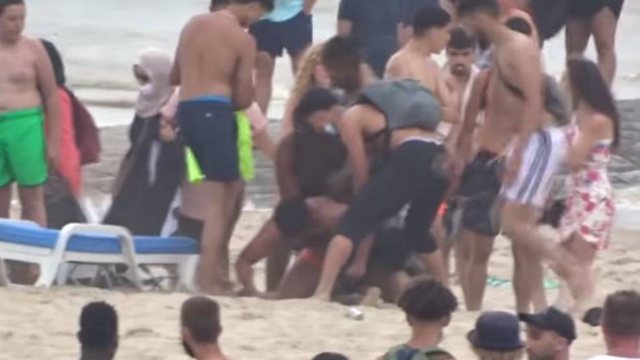 ME GURË E SHEZLONGË/ “Plas” sherri mes një grupi të rinjsh në plazh (VIDEO)