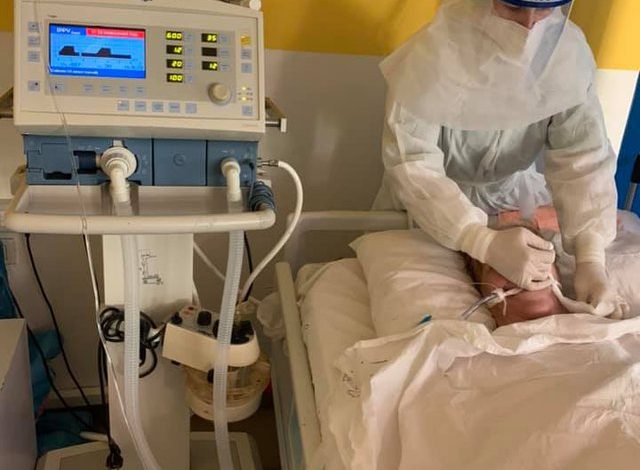 “COVID-19 ËSHTË NJË PËRBINDËSH”/ Dhurohen 2 aparatura nga ish-deputeti, mjekja e Sanatoriumit: Sot një i sëmurë rëndë… (FOTO)