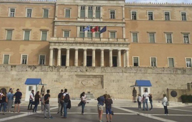 LAJM I MIRË/ Greqia njeh deri në 31 dhjetor pasaportat e shqiptarëve që u ka skaduar afati…