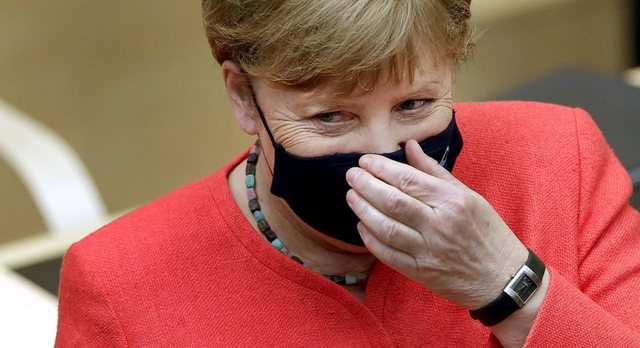 COVID-19/ Merkel e shqetësuar: Virusi është këtu, kufizimet do të hiqen vetëm nëse…