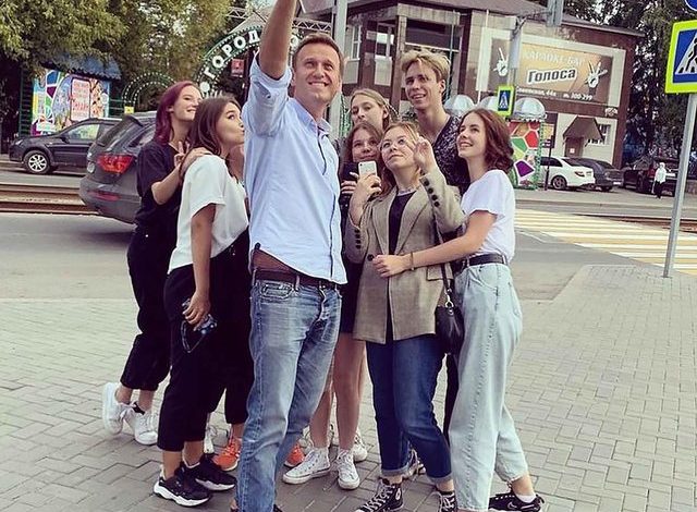 ME ÇAJ NË DORË DHE I MENDUAR/ FOTO e fundit e armikut të Putin para helmimit