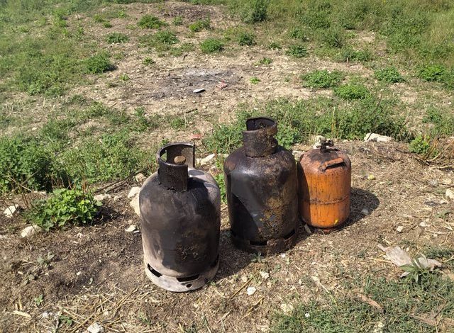 TRE BOMBULA GAZI BRENDA/ Merr flakë shtëpia në Maliq (FOTOT)