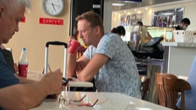 U HELMUA NË AEROPORT/ Ja çfarë u gjet në duart e armikut të Putin