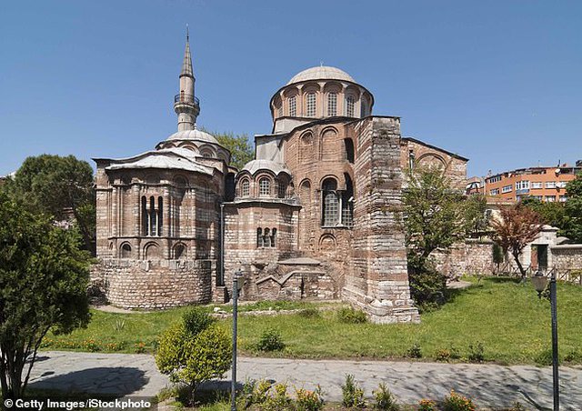 NUK NDALET ERDOGAN/ Pas ‘Shën Sofisë’ kthen një tjetër kishë në xhami (FOTOT)