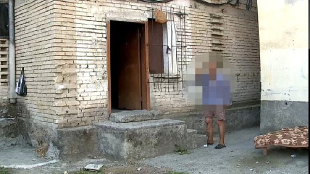 TERROR NË MES TË TIRANËS/ Banorët të tmerruar nga fqinji: Rreh qytetarët, përzë njerëzit nga lokalet (VIDEO)