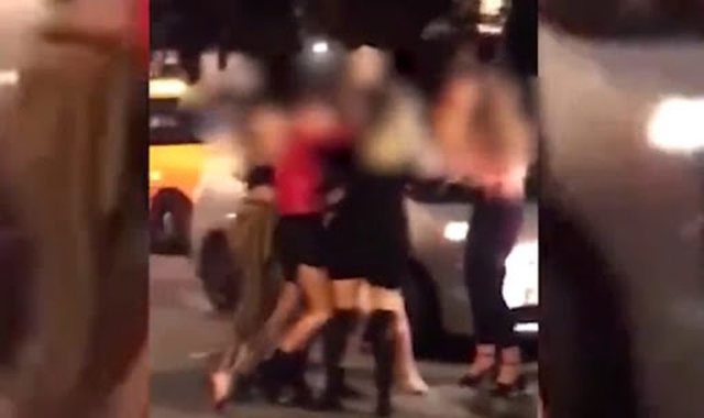 “PLAS” SHERRI MES VAJZAVE NË MES TË BLLOKUT/ Nuk ia lëshojnë flokët njëra-tjetrës (FOTO)