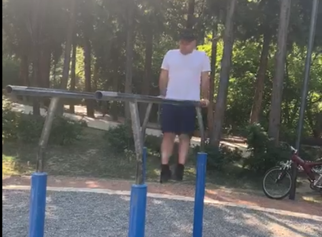 ME PANTALLONA TË SHKURTRA E KAPELE NË KOKË/ Lefter Maliqi tregon “muskujt” (VIDEO)