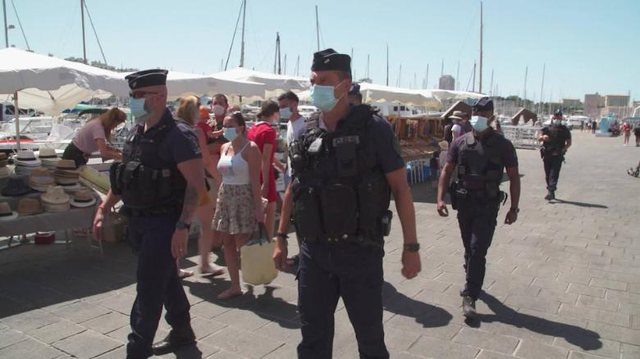 NUMRI I TË INFEKTUARVE NË RRITJE REKORD/ Lufta e Evropës kundër Covid-19 zhvendoset nga spitalet në rrugë