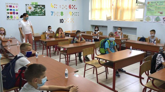 HUMBËN MËSIMIN ONLINE GJATË KARANTINËS/ Nxënësit e ciklit fillor rikthehen në bankat e shkollës. Ja si u ulën nxënësit (FOTO)