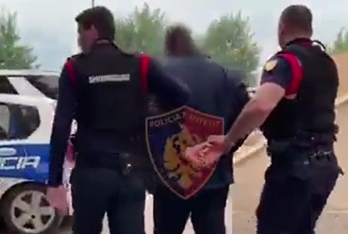 ARRESTOHET POLICI 24-VJEÇAR NË KORÇË/ I sekuestrohet makina, arma dhe 450 euro, ja për çfarë akuzohet