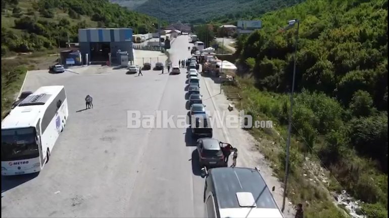 PAMJET ME DRON/ Rreth 100 emigrantë shqiptarë të bllokuar në kufi, çfarë po ndodh në Kapshticë (VIDEO)
