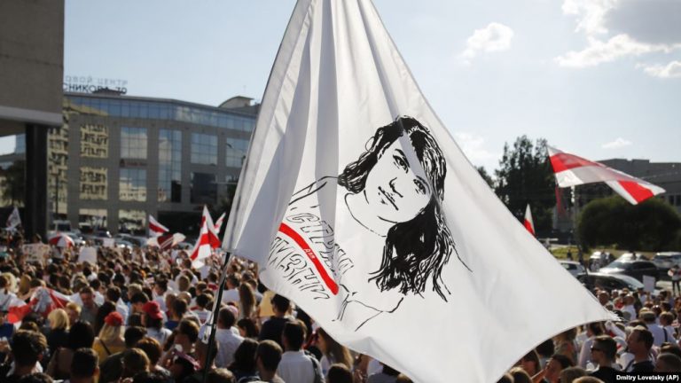 NUK NDALEN PROTESTAT KUNDËR LUKASHENKAS/ Mijëra qytetarë kërkojnë dorëheqjen e presidentit bjellorus