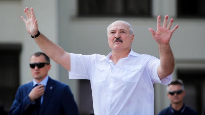 TENSIONET NË BJELLORUSI/ Presidenti gati të dorëzojë detyrën: Nuk jam i shenjtë, por qeveria nuk do të bjerë siç doni ju