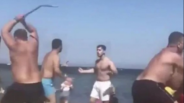 “PLAS” SHERRI NË RADHIMË/ Menaxheri i një hapësire plazhi kanos policët, ata i vihen pas por nuk e kapin dot