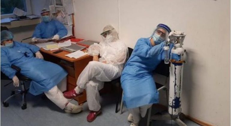 KORONAVIRUSI/ Prej muajsh në vijën e parë të luftës kundër COVID-19 dhe pa asnjë ditë pushim, fotoja e mjekëve në Kosovë