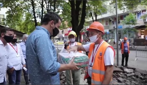 PO RREGULLOJNË TROTUARET NË ISH-BLLOK/ Veliaj i çon drekën punëtorëve: Ju jemi mirënjohës për punën që bëni (VIDEO)