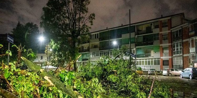 DEL JASHTË KONTROLLIT SITUATA NË ITALI/ Moti i keq rrëzon pemët, shkatërron makina e çati banesash