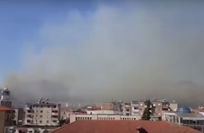 PEQINI PËRFSHIHET NGA FLAKËT/ Zjarri afrohet në qytet dhe rrezikon banesat e qytetarëve