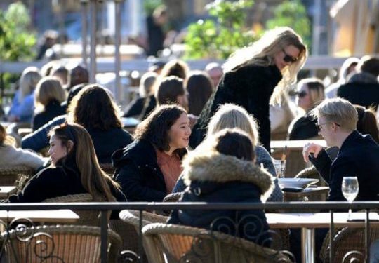 PËRHAPIN VIRUSIN TEK DHJETRA NJERËZ/ Super-shpërndarësit e Covid 19 që po infektojnë gjithë botën