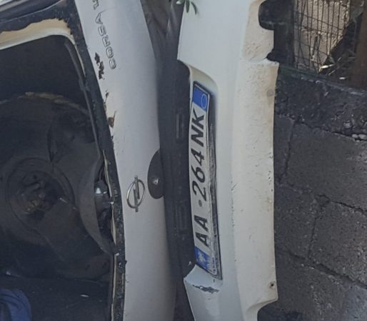 AKSIDENT I RËNDË NË AKSIN BERAT-LUSHNJE/ Mjeti del nga rruga dhe përfundon i përmbysur në arat e fshatit
