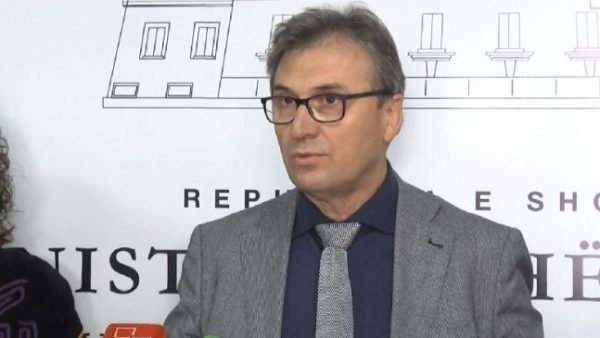 “MOS BËNI SHPESH SKENAR PËR COVID-19, RREZIKOHENI PËR…”/ Skënder Brataj reagon sërish pak thirrjes së fortë për qytetarët: Kujtesë kolegëve që u revoltuan shumë