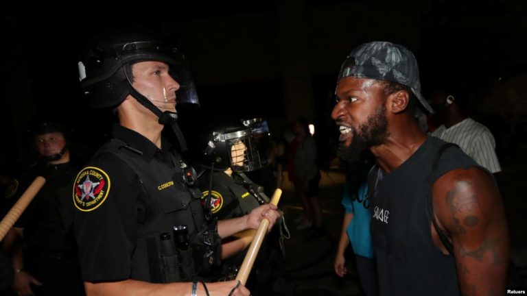 SHPËRTHEJNË SËRISH PROTESTAT E TRAZIRAT NË SHBA/ Pasi policia qëlloi të riun në sy të fëmijëve