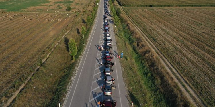 MARRIN FUND RADHËT KILOMETRIKE NË DOGANA/ Nga sot rregulla të reja për hyrjen në Greqi