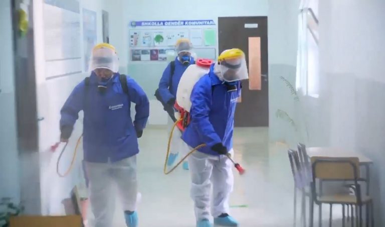 “DEZINFEKTIM DHE INSPEKTIME”/ Balla poston videon: 200 shkolla, kopshte e çerdhe në Elbasan gati për vitin e ri shkollor