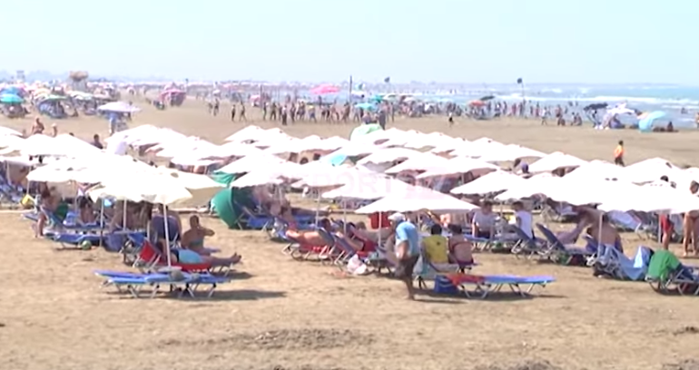 PUSHUESIT SFIDOJNË COVID-IN/ Në plazhin e Divjakës pa distancë për respektimin e rregullave (VIDEO)