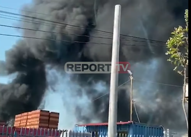 E RËNDË/ Zjarr i madh në afërsi të rrugës “Tiranë-Ndroq”, merr flakë pika e grumbullimit të makinave (VIDEO)