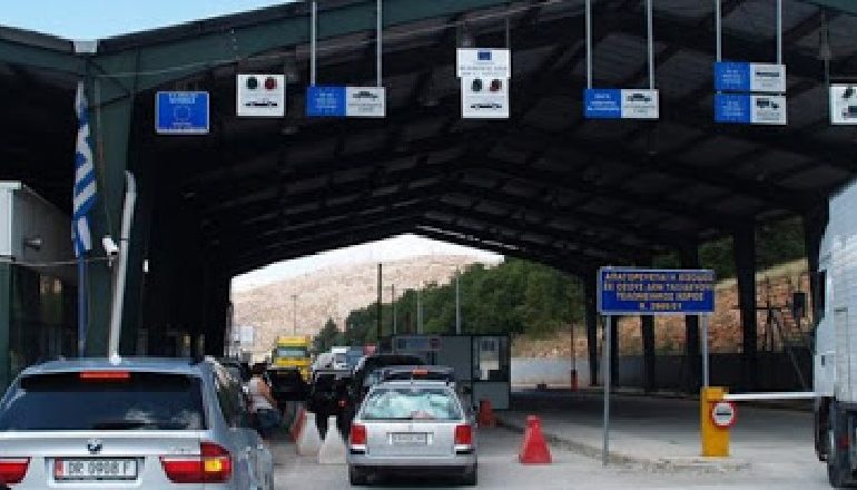GREQIA RIKTHEN KARANTINËN PËR SHQIPTARËT/ 7 ditë izolim kush kalon nga Kakavija, mbyllet gjatë natës pika kufitare