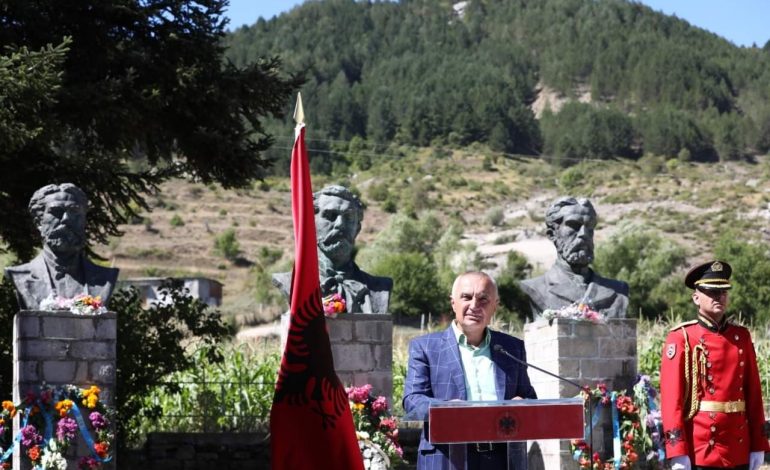 SKANDALI/ Ilir Meta dekoroi vëllezërit Frashëri, por në ceremoni nuk kishte asnjë familjar apo pasardhës të largët të tyre