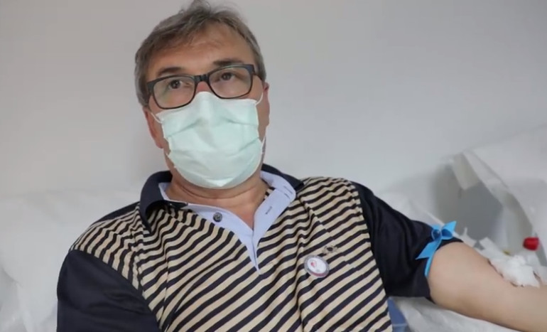 “KRENARE PËR…”/ Manastirliu publikon VIDEON kur Skënder Brataj dhuron plazmën për trajtimin e të infektuarve me Covid-19