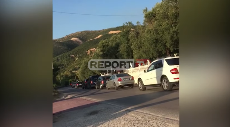 PUSHUESIT KTHEHEN NGA PLAZHI/ Radhë të gjata makinash në aksin Orikum-Vlorë (VIDEO)