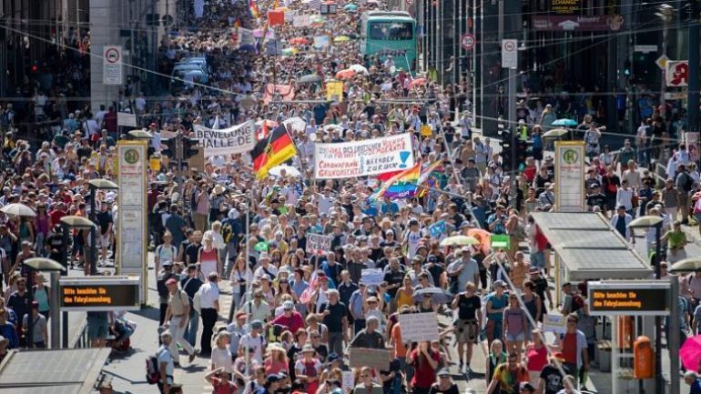 “KORONAVIRUSI NUK EKZISTON”/ Qindra protestues gjerman marshojnë kundër masave të qeverisë ndaj Covid-19 (VIDEO)