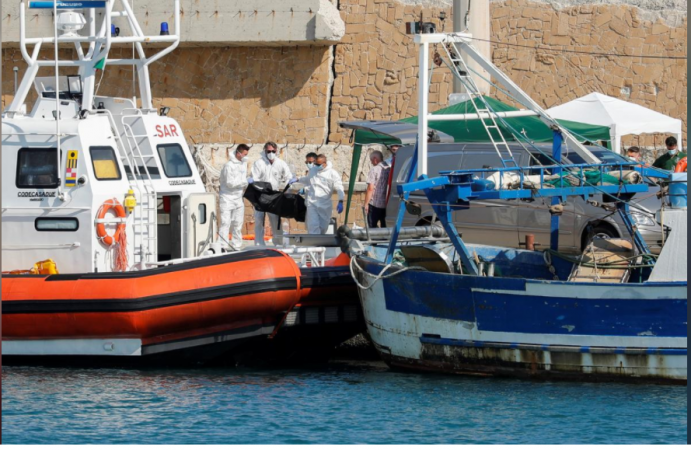 VAZHDOJNË TRAGJEDITË NË UJËRAT E MESDHEUT/ 3 emigrantë vdesin ndërsa anija e tyre merr flakë pranë Italisë (FOTO)