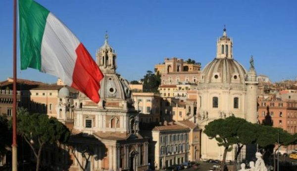 KËRKONI TË PAJISENI ME LEJE QËNDRIMI? Vjen njoftimi i rëndësishëm për emigrantët shqiptarë në Itali