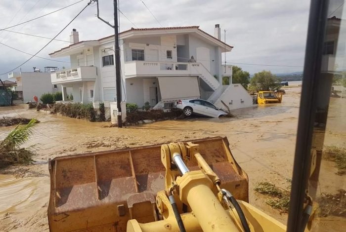 RRESHJE TË DENDURA DHE PËRMBYTJE NË GREQI/ Humbin jetën 4 persona në Greqi (FOTOT+VIDEO)