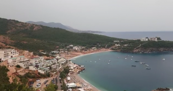 ÇADRA E STOLA TË PËRMBYSUR/ Ja çfarë la pas stuhia në bregdetin e Jugut (VIDEO)