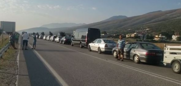 SITUATA NË KAKAVIJË/ Ja sa qytetarë e mjete kanë kaluar kufirin nga ora 06:00 e mëngjesit të sotëm deri më tani