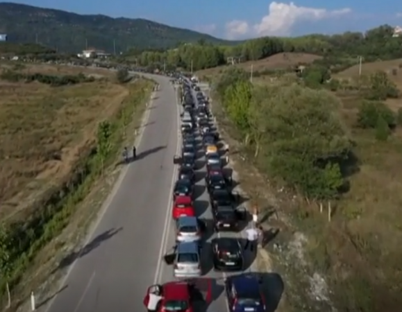 MEDIA ITALIANE NXJERR PAMJE NGA AJRI/ Radhë mbi 20 km mes Shqipërisë dhe Greqisë, mijëra punëtorë të bllokuar në kufi nga masat anti-Covid (VIDEO)
