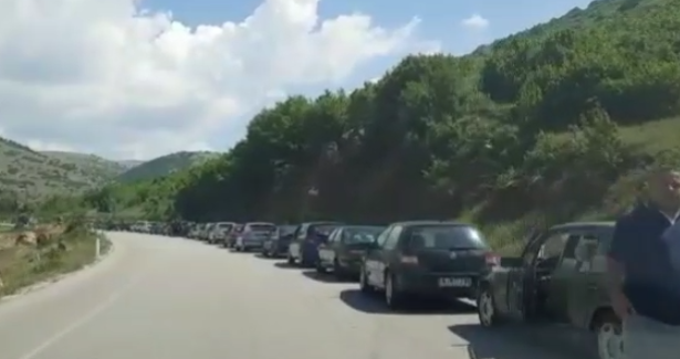 RADHË TË GJATA EDHE NË KAPSHTICË/ Qytetarët presin të kalojnë në Greqi (VIDEO)