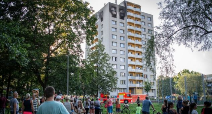 E RËNDË/ Zjarr në një pallat në Republikën Çeke, humbin jetën 11 persona, tre prej tyre fëmijë