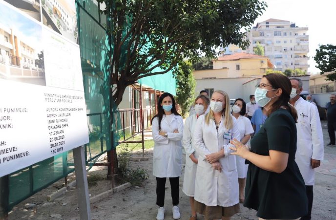 “JEMI TË ANGAZHUAR…/ Manastirliu inspekton punimet në Qendrën Shëndetësore Nr. 1: Shërbime të integruara shëndetësore dhe sociale për…