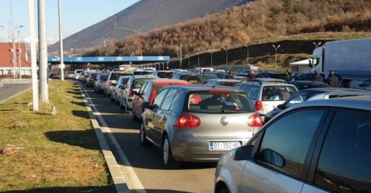 MOTI I KEQ “FRENON” PUSHUESIT NGA KOSOVA/ Ulet fluksi i automjeteve në Doganën e Morinës