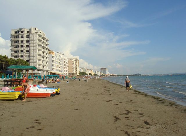 “NDIHMË”/ Policia e Durrësit shpëton pushuesin 25-vjeçar, rrezikonte të mbytej në det