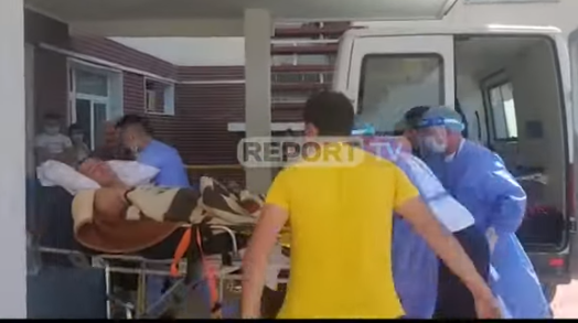 LUFTË ME DALLGËT E DETIT TË TRAZUAR/ Me barelë dhe pa ndjenja, momenti kur dërgohet në spital një nga anëtarët e familjes në Vlorë (VIDEO)
