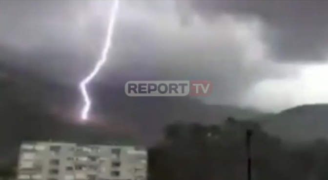 MOTI I KEQ/ Rrufeja shkarkon në malin Sopot në Delvinë, digjet sipërfaqja e tokës (VIDEO)