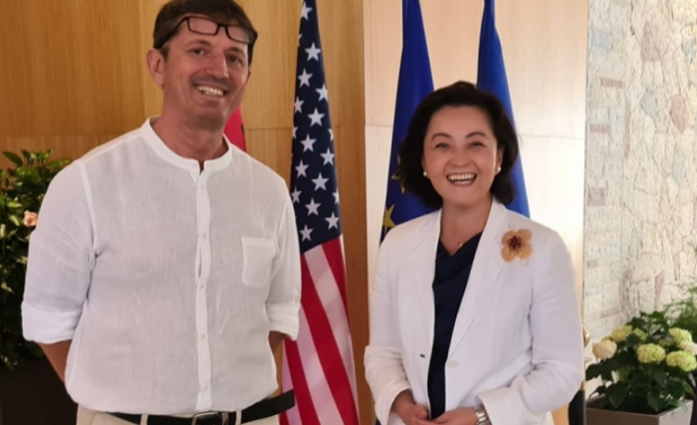 PAS NJË VITI TË GJATË E TË LODHSHËM/ Ambasadorja Yuri Kim me pushime në Vlorë